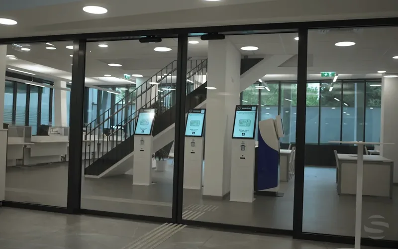 Aufrufmonitore und Displays im AMS-Standort Wien