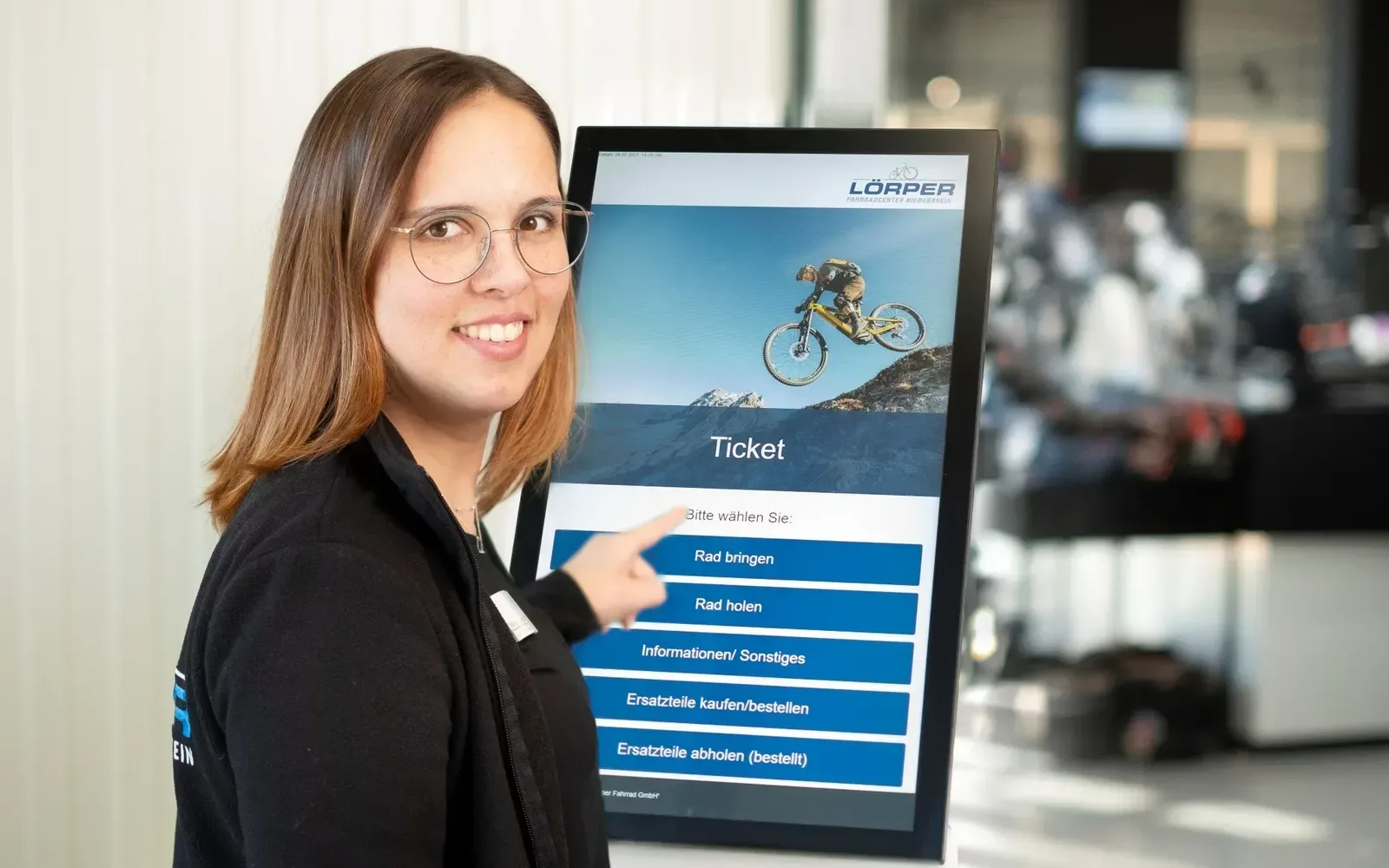 Smart CJM Terminal bei der Lörper Fahrrad GmbH — Besucher wählen ihr Anliegen selbst